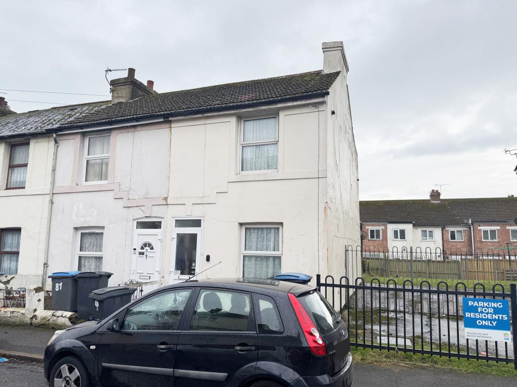 Lot: 95 - TWO-BEDROOM END-TERRACE HOUSE FOR INVESTMENT - Front of property